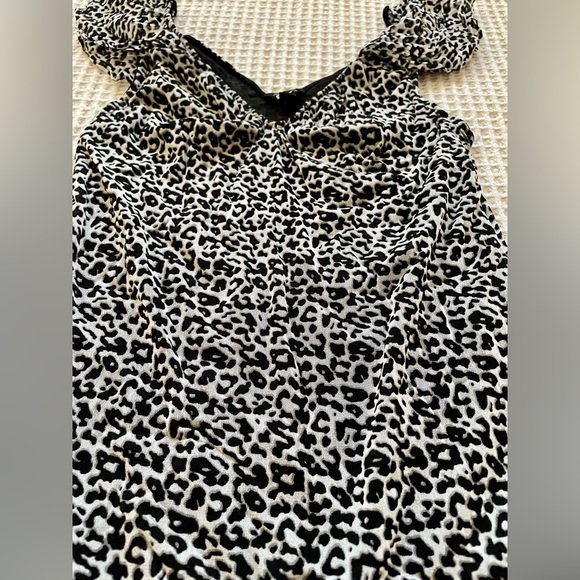 Guess Animal Print ruffled cap short sleeve v neck top size small - Picture 11 of 12